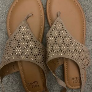 Today I am selling these sandals with little decorations!